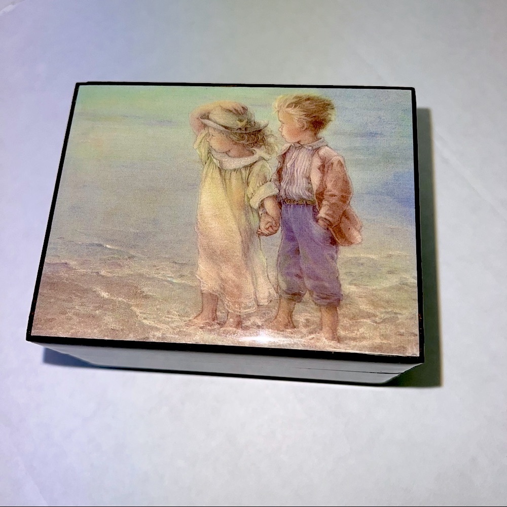 American Music Box Company | Girl & Boy on Beach Music Box | A Whole New World